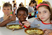 Ofício do Presidente da Câmara Municipal Solicitando ao Executivo Distribuição da Merenda Escolar 